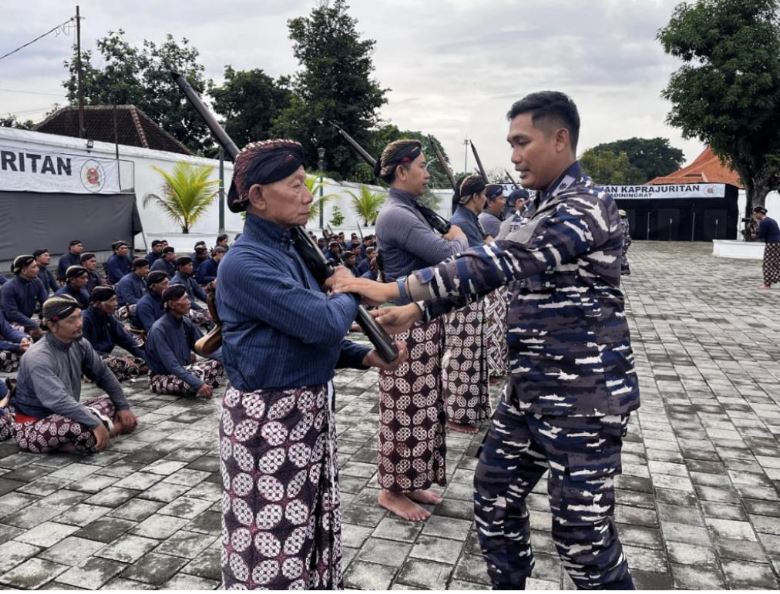 Tumbuhkan Karakter Tangguh, Prajurit Keraton Yogyakarta Berlatih Didampingi Anggota TNI AL